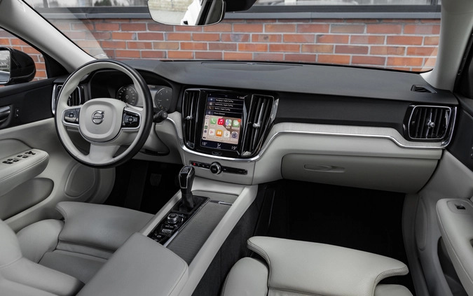 Volvo V60 cena 86900 przebieg: 130086, rok produkcji 2018 z Swarzędz małe 781